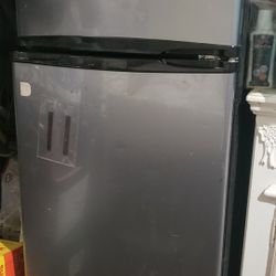 Hisense mini fridge with freezer still in good condition