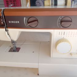 Singer Sewing Machine In Excellent Condition Ready To Sew $80 Very Firm