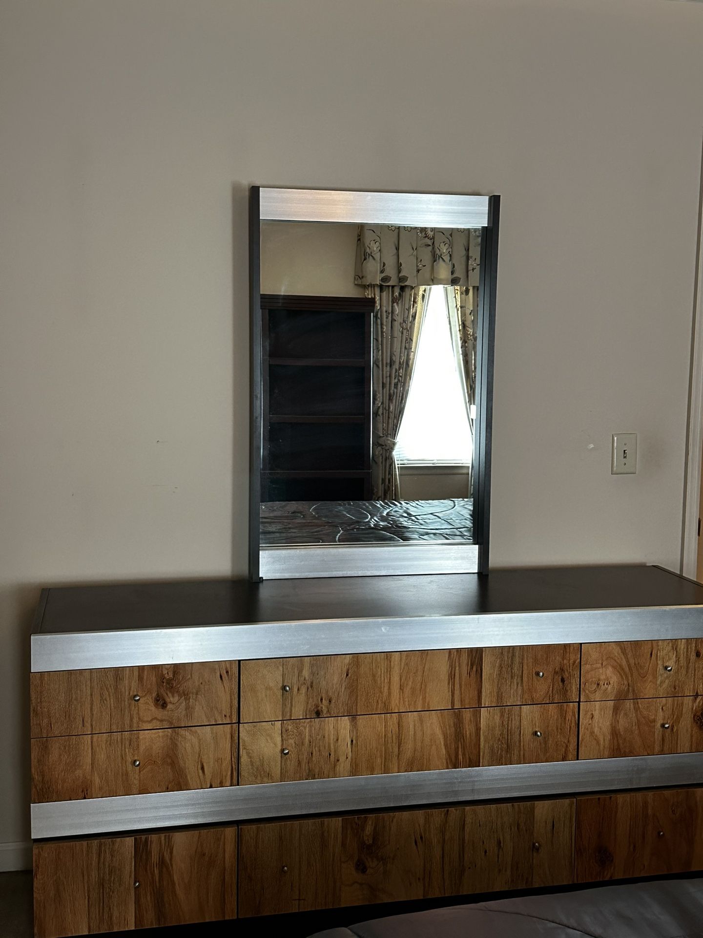 Contemporary 5-piece King Sized Bedroom Set