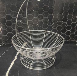 Fruit basket with banana hanger