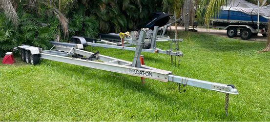 Aluminum triple Axel trailer slip to 30’ boat or 10,500lb. New axels, new hubs. Ready to load….