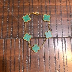 Van Cleef & Arpels Vintage Alhambra 5-motif bracelet in malachite with yellow gold.