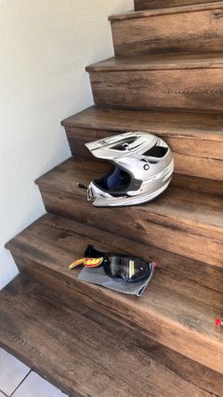Youth White Silver FOX Helmet w new goggles