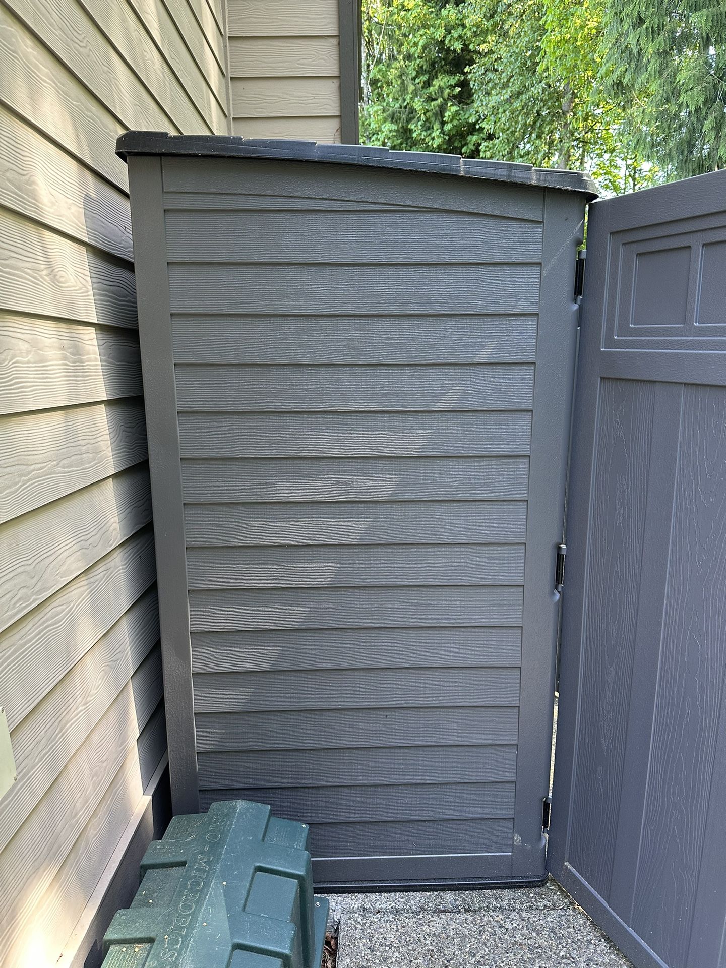 Shed - Suncast 6x3 Resin Vertical Shed W/double Doors