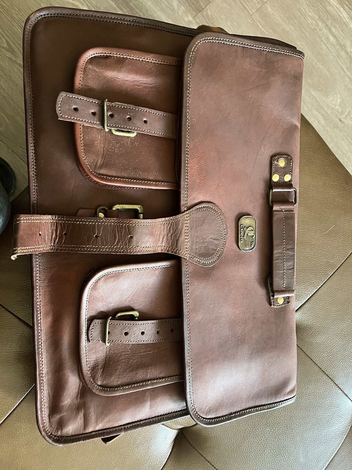 Cuero 18in Genuine Leather Messenger Bag