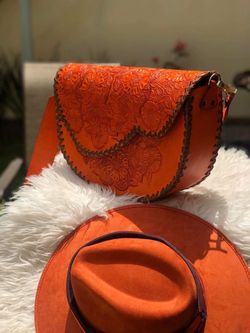 Bolso de piel, artesanal hechas a mano!! Varios colores $70