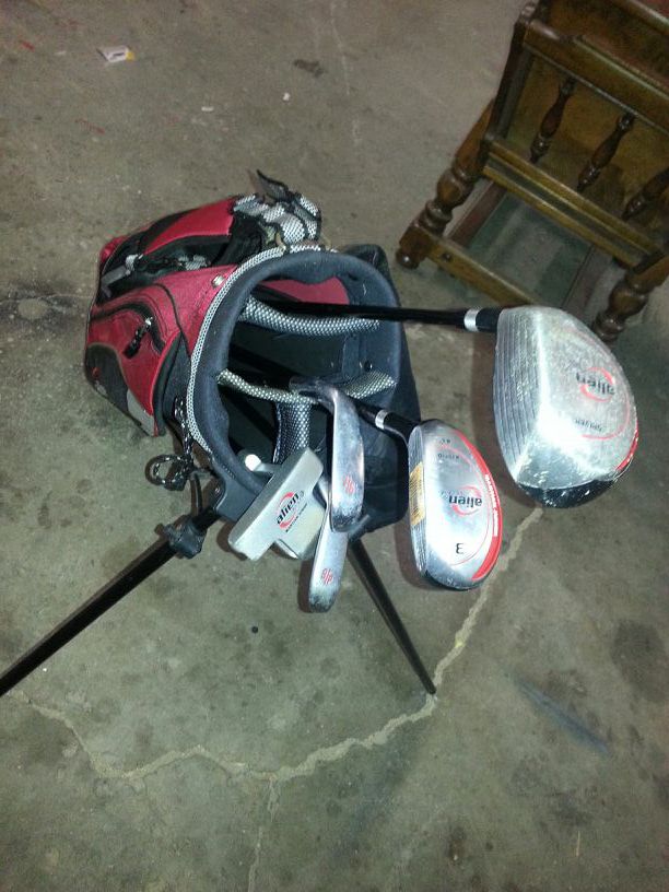 Kids golf clubs, full set with pop-up bag very nice set!