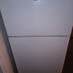 2 Yr Old Hotpoint White 18.0 Cu Ft Fridge/Freezer