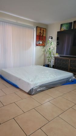 VERY NICE LIKE NEW KING SIZE TEMPURPEDIC MATTRESS FOR SALE! IN EXCELLENT CONDITION, HIGH QUALITY, FREE DELIVERY