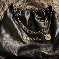 Awesome Chanel 22 Handbag 