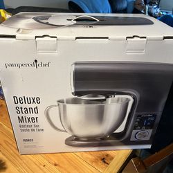 Pampered Chef Deluxe Stand Mixer Brand New