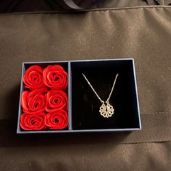 Women’s Necklace And Roses (Mothers Day Gift)