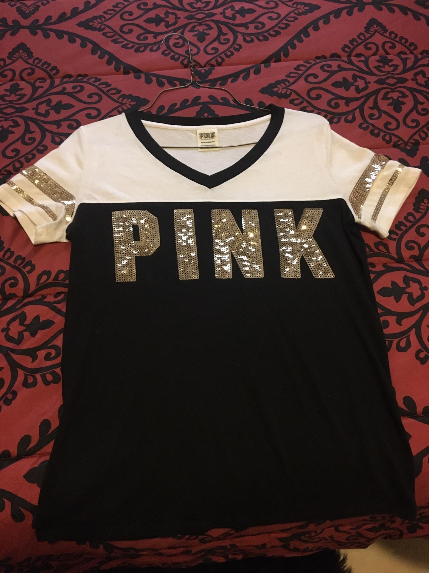 pink shirts size XS they come big vienen amplias