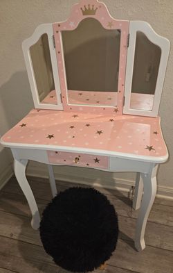 Fantasy Fields Gisele Twinkle Star Wooden Kids Vanity Table & Stool Set
Pre owned condition 
Does not come with original stool. As is