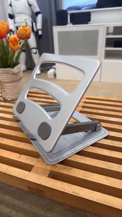 Adjustable laptop stand
