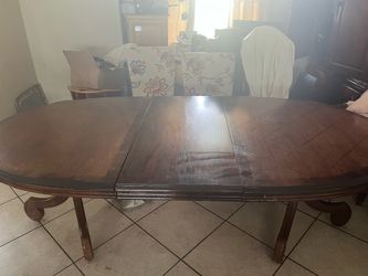 Round dining room table