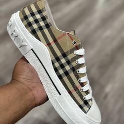 BURBERRY MEN SIZE 38 