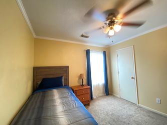 Room w/ tv