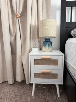 2 sets of matching nightstand with matching lights