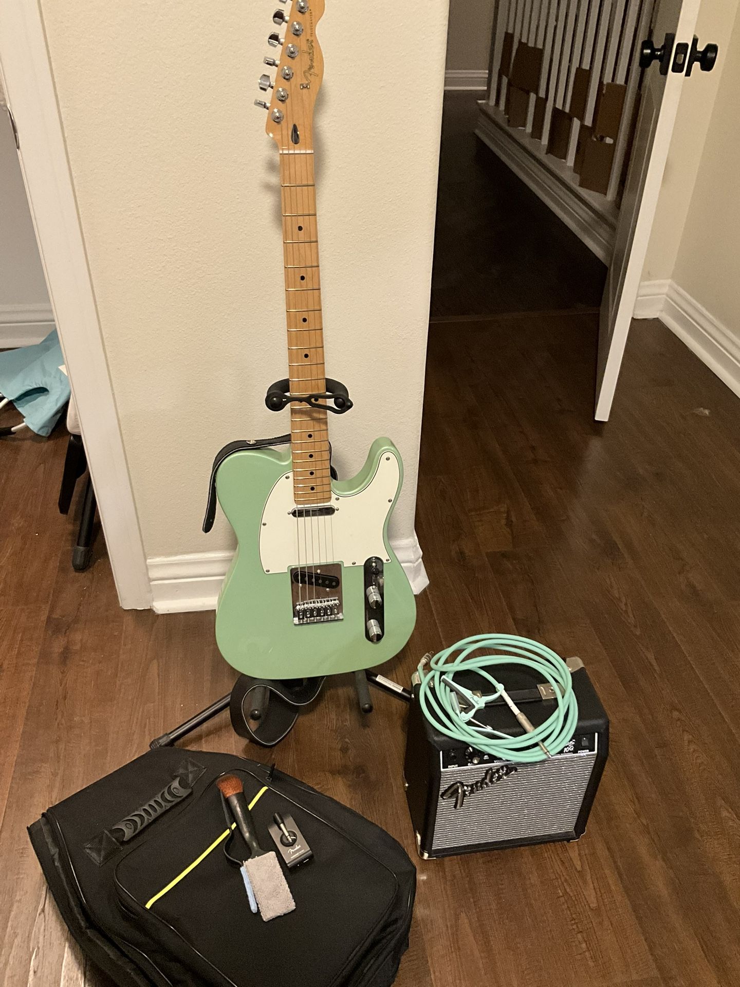 Fender Telecaster (MIM, Maple Neck) Full Kit β Fender Mustang AMP, Speaker Amp, Case, Strap, Stand, Picks, Accessories