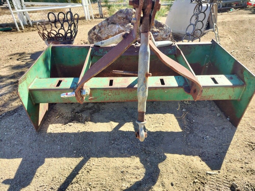 Tractor Gannon...John Deere ...Works Good..48x24 Inches