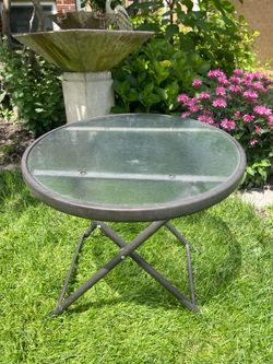 Folding patio accent side table