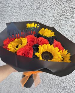 Halloween Bouquets!! Available Now 🎃