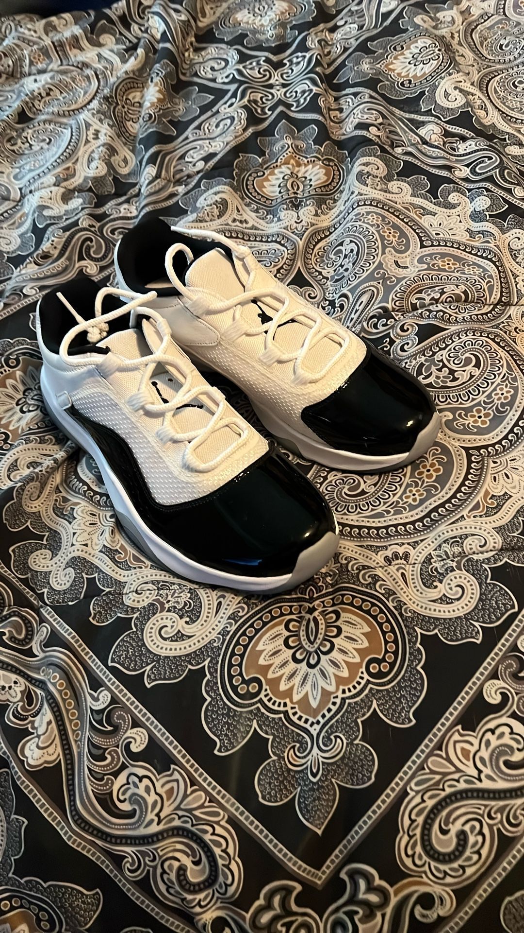 Jordan 11 CMFT Black And White Size 10 Men’s 