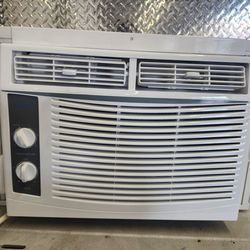 LIKE NEW 5,000 BTU AC AIR CONDITIONER