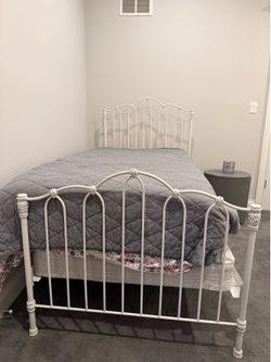 Weston Home Marlow Metal Bed