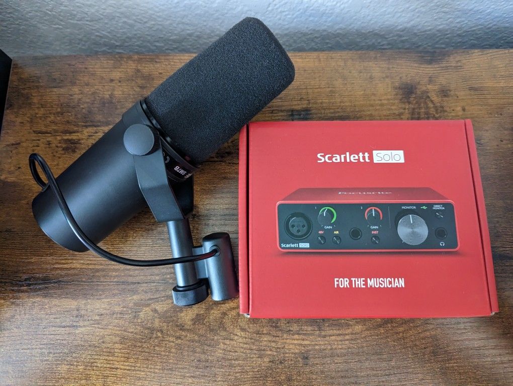 Focusrite 2i2 Scarlett Solo & Shure SM7B Mic (READ DESCRIPTION)