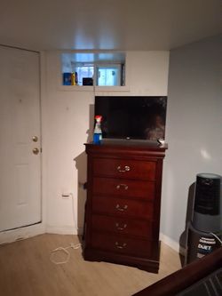 Like new Queen size bedroom set with remote for lift controls