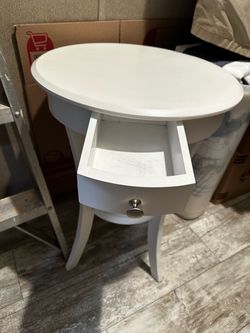 White end table/Accent table