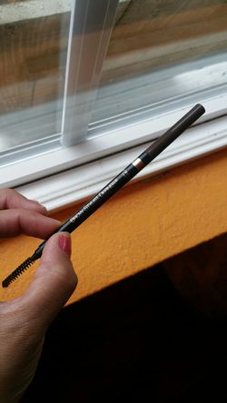 Brow stylist definer brunette