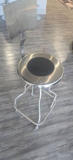 Swivel bar stool with wheels