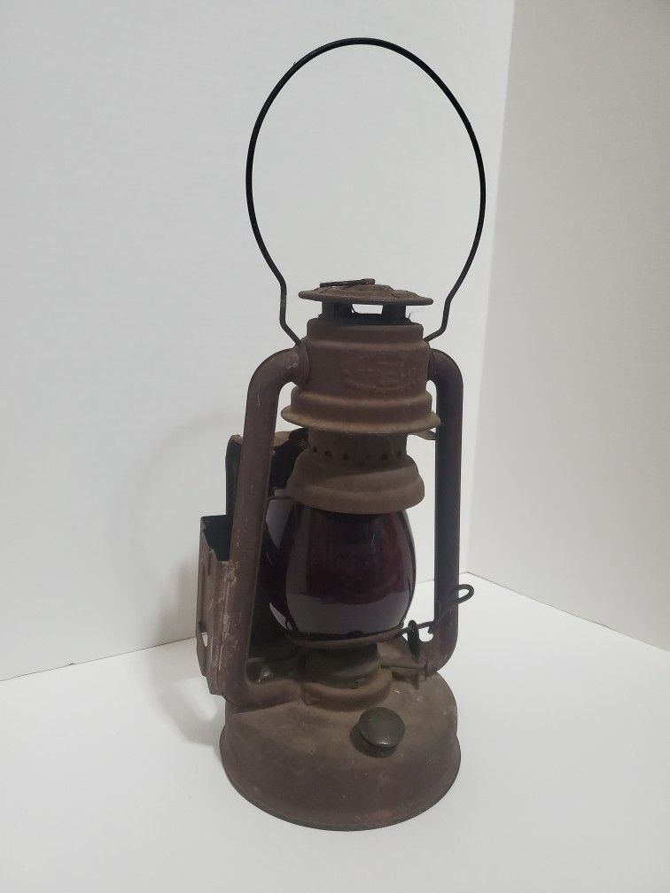 Antique Kerosene Latern - Rustic & Collective 