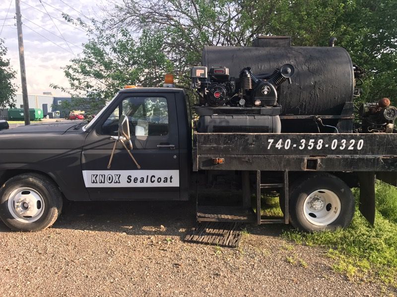Asphalt sealcoating sealing rig