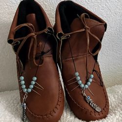 Women's Size 7 1/2 7.5 Moccasin Booties Fur Lined With Beads And Metal -