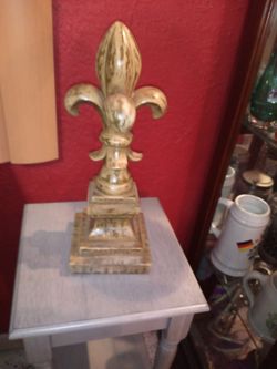 Flor De Lis Home Deco 15 Pulgadas De Alto  5 1/2 X 5 1/2 De Base.