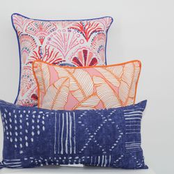 Outdoor-indoor decorative pillows.(New)