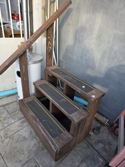 Custom jacuzzi wooden step
