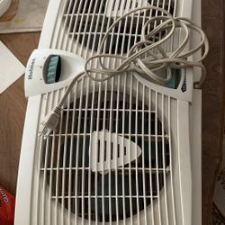 Twin window fans Holmes 32$