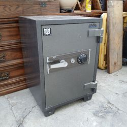 Solid Safe, Needs Combo To Be Reset!! $100