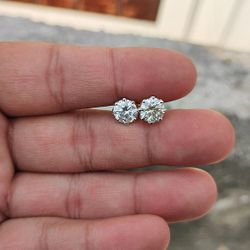 1 Carat Diamond Earring Yellow Gold