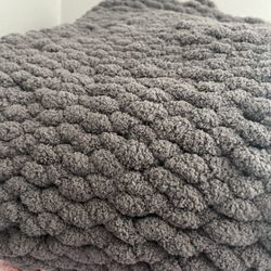 Finger Knit, Large Yarn Blanket for Sale in Hanford, CA - OfferUp