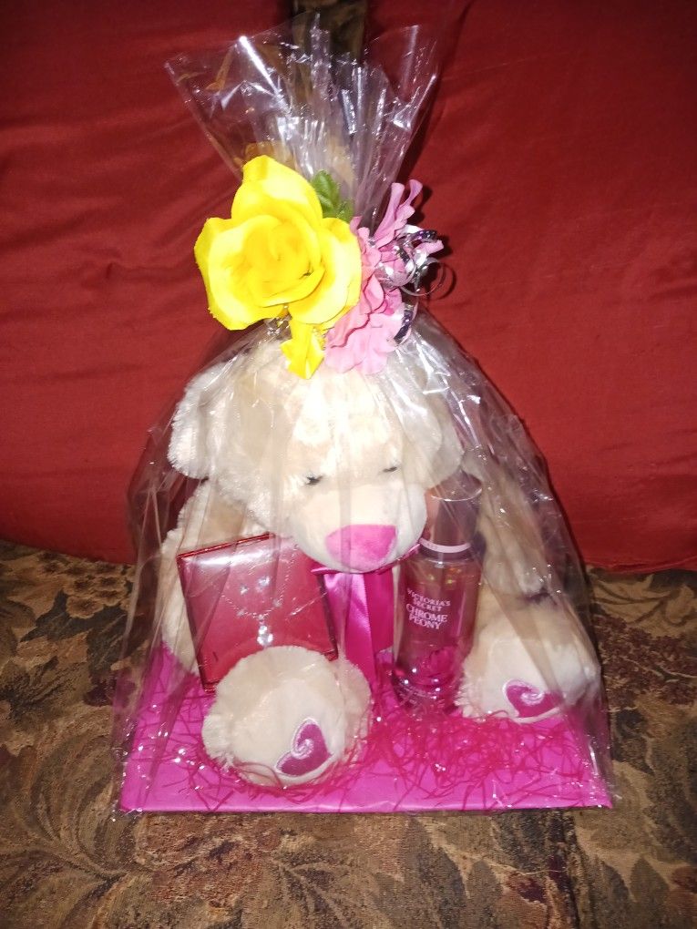 Nice For Gift Bear, VICTORIA SECRET CHROME PEONY MIST AND HEART NECKLACE WITH STUDS $50