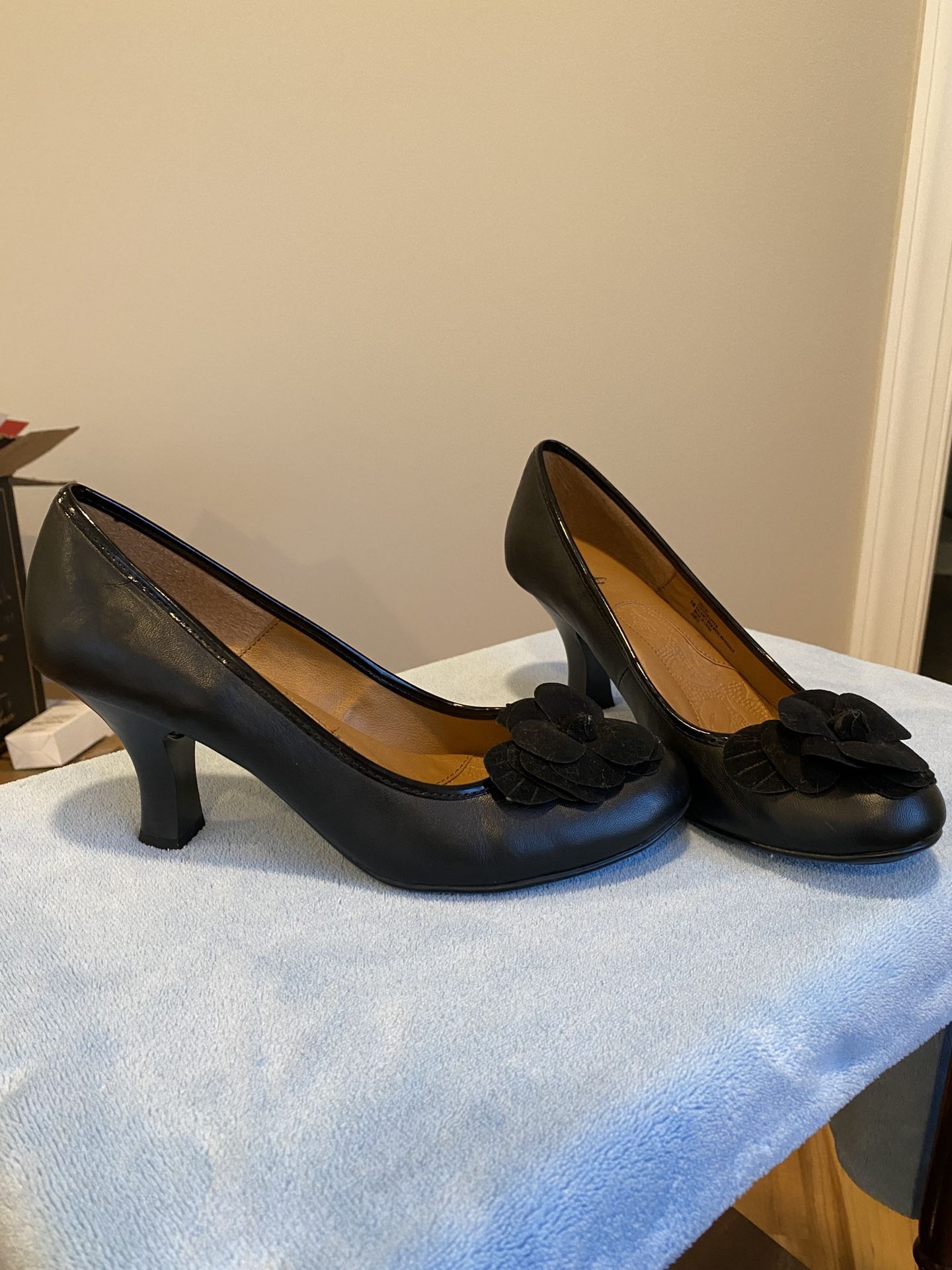 Eürosoft Leather Pumps by Söfft Shoe Company With Suede Flower, Size 9