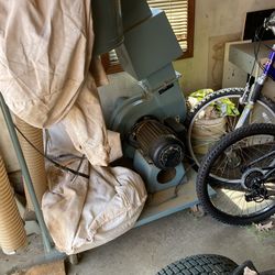Heavy duty vacuum cleaner runs on 220 and what you say in the picture it looks still new