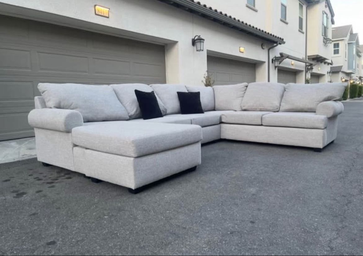 Huge Light Grey Sectional Couch Sofa From Living Spaces In Excellent Condition - FREE DELIVERY 🚚