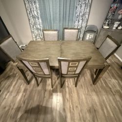 Dining/kitchen Table